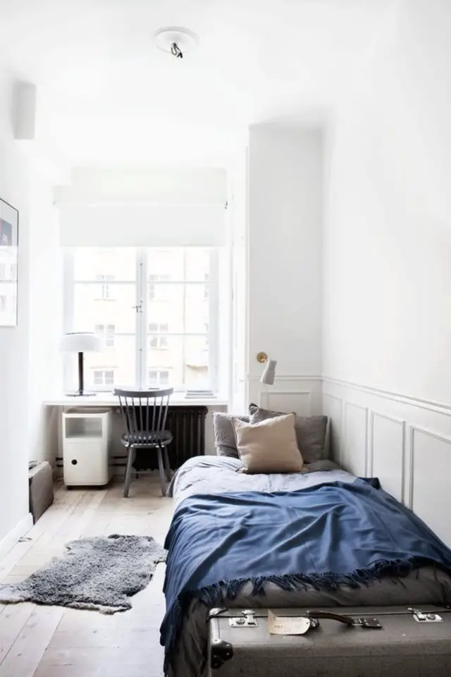 decoration chambre etudiant exemple minimalisme épuré blanc et bleu lit une personne bureau fenêtre