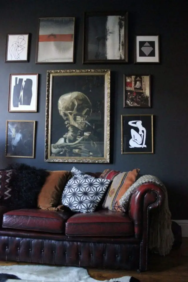decoration interieure rock materiaux canapé cuir chesterfield mur noir cadres décalés aesthetic