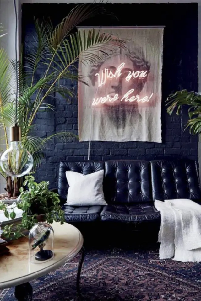 decoration interieure rock materiaux canapé cuir noir confortable vintage déco murale cadre et message néon plantes vertes