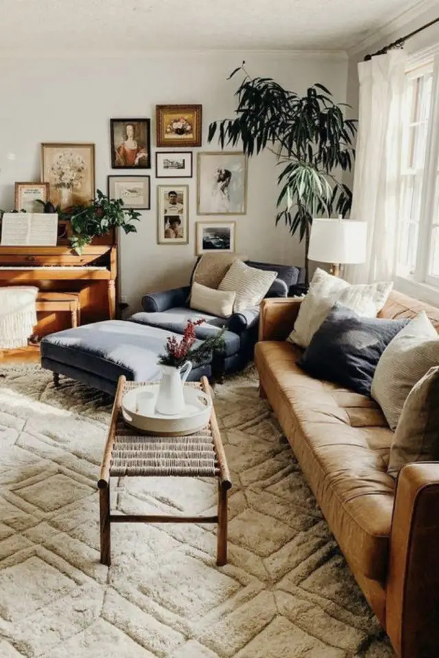 decoration moderne salon canape cuir exemple salon familial moderne et cosy tapis clair berbere méridienne en tissus plantes vertes et cadres déco