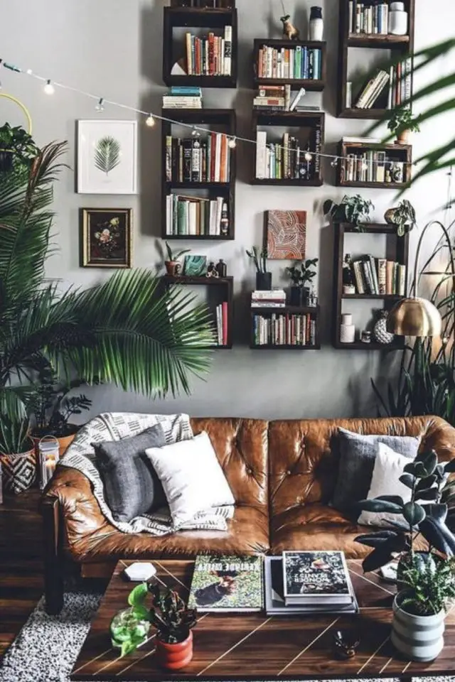decoration salon petit canape cuir exemple coup de coeur plantes vertes étagères murale récup sofa capitonné
