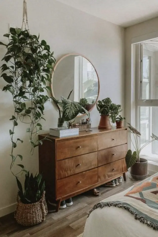 exemple chambre lumineuse meuble commode ancienne vintage mid century bois miroir rond et plantes vertes