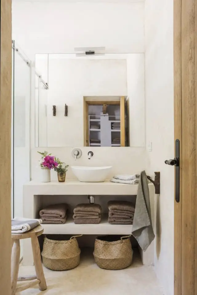 exemple interieur slow deco salle de bain petit espace panier osier linge de bain marron simple uni