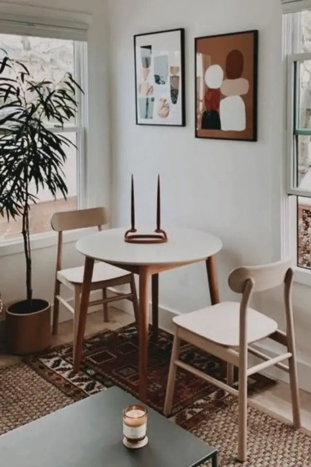 gain de place coin salle a manger petite table ronde bois plateau blanc chaise et déco murale moderne