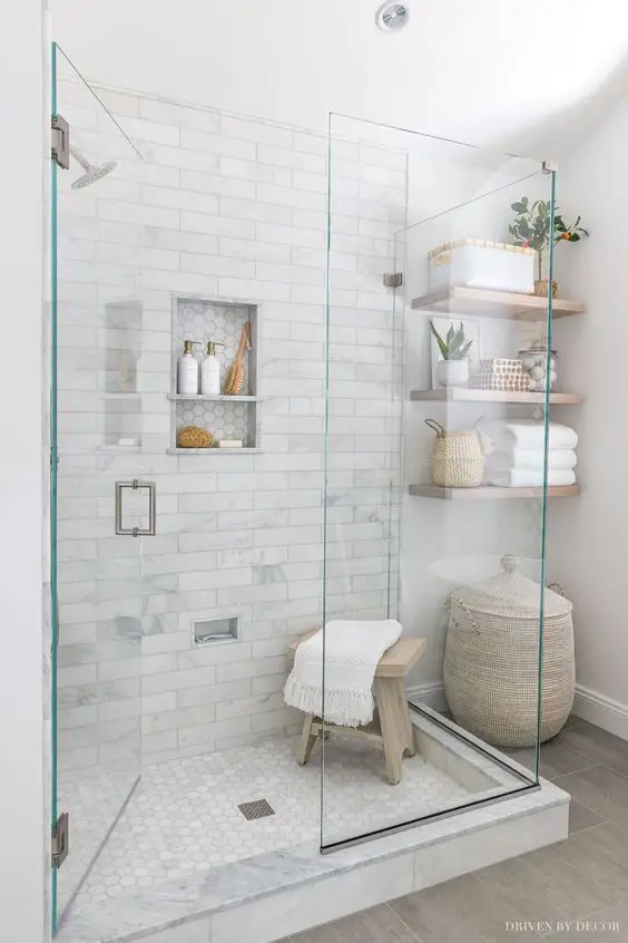 gain de place petite salle de bain exemple espace douche revêtement pierre étagère murale