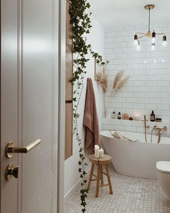 gain de place petite salle de bain exemple decoration moderne bois blanc plantes