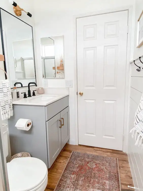 gain de place petite salle de bain exemple meuble lavabo gris tapis persan