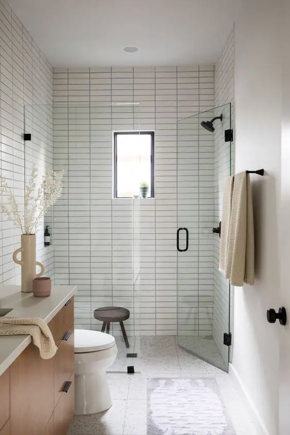 gain de place petite salle de bain exemple carrelage blanc grande douche