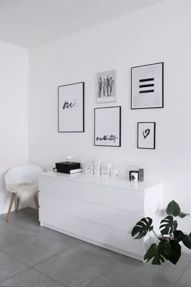 minimalisme chambre decoration exemple commode blanche sol gris cadres déco murale simple