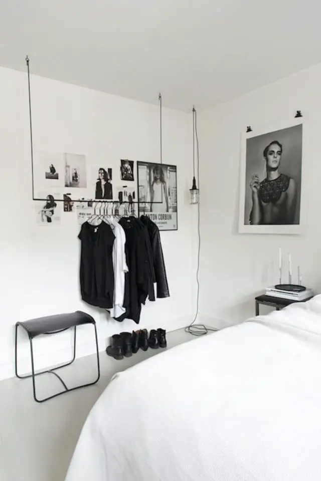 minimalisme chambre decoration exemple penderie suspendue et ouverte garde robe capsule esthétique