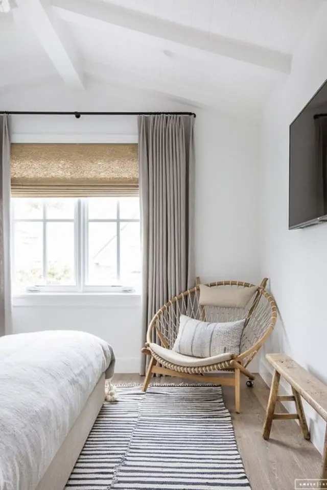 minimalisme chambre decoration exemple textiles gris mur blanc fauteuil en rotin