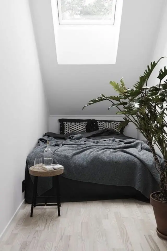 minimalisme chambre decoration exemple toute petite chambre sous les combles parure de lit contraste mur plantes vertes