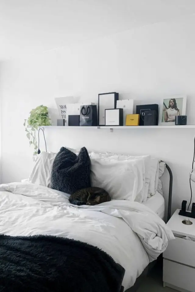 minimalisme chambre decoration exemple contraste noir et blanc etagere dessus du lit objet 