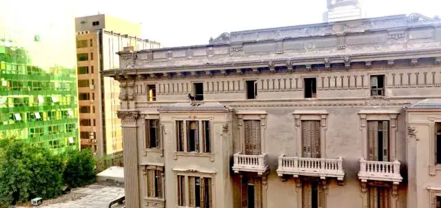 patrimoine 19e Caire détail façade architecture classique haussmanienne mauvais etat