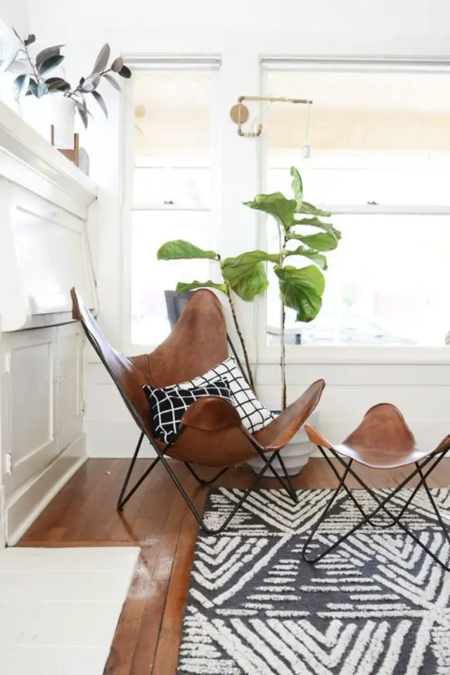 petit budget fauteuil papillon salon moderne et chaleureux cuir repose pied plantes vertes