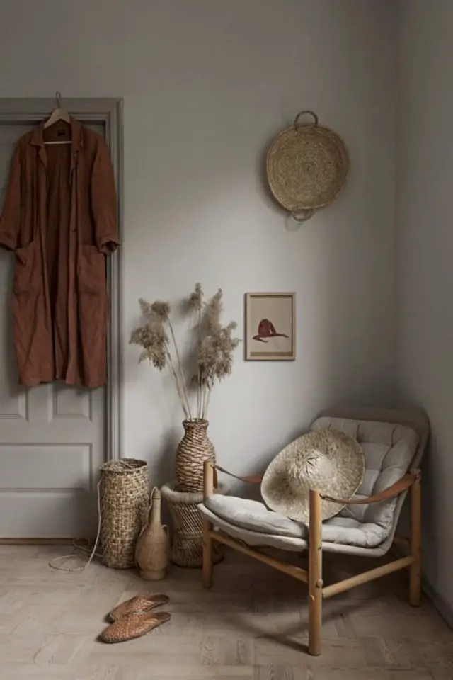 slow decoration exemple interieur angle de pièce fauteuil armature en bois décoration murale simple peinture blanche et robe terracotta