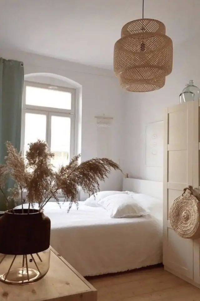 slow decoration exemple interieur chambre à coucher blanche parquet bois clair armoire nois naturel herbe de pampa