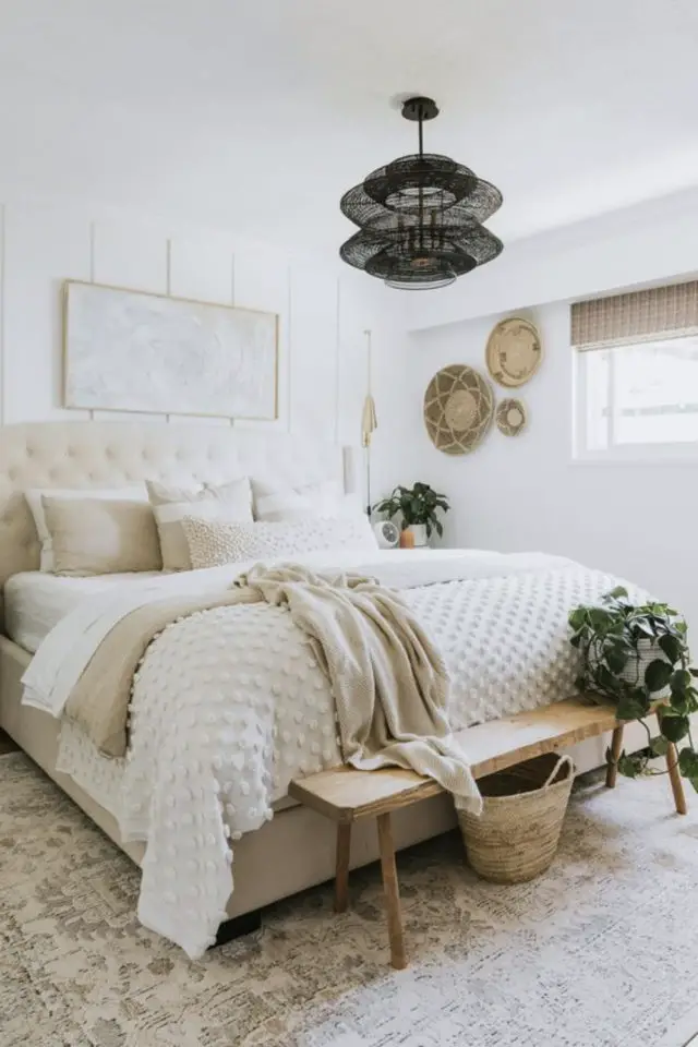 slow decoration exemple interieur chambre banc en bois bout de lit couleur blanc beige neutre détail naturel