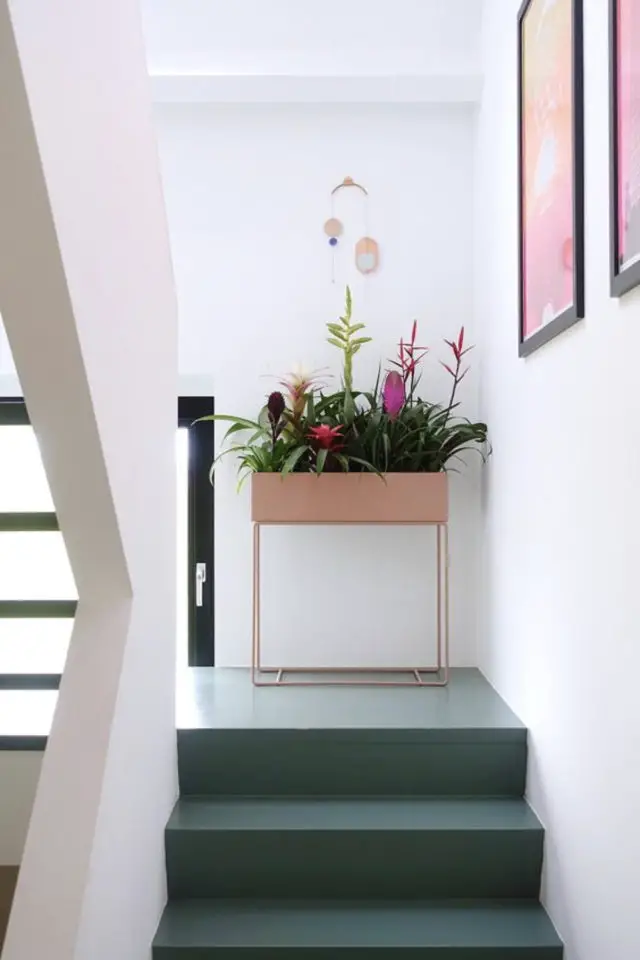 bien etre deco interieur couleur exemple peinture escalier marche verte jardinière palier rose