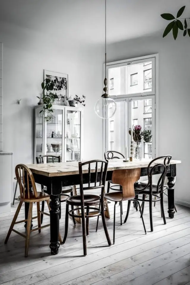 chaise depareillees deco exemple salle à manger blanche chaises bois rétro mix and match