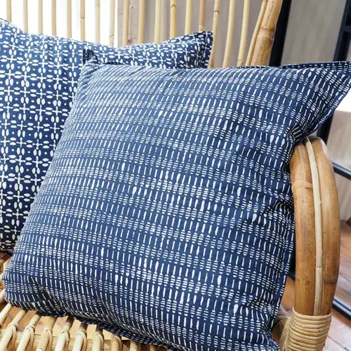 chambre bord de mer meuble decoration coussin bleu indigo motif blanc