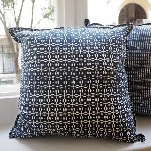 chambre bord de mer meuble decoration coussin bleu et blanc indigo