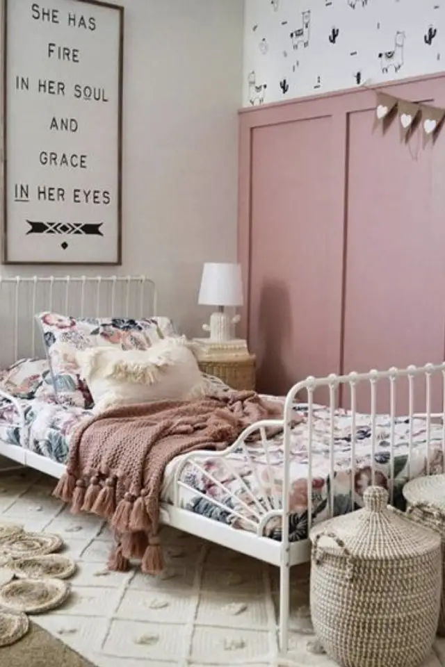 chambre enfant couleur classique exemple soubassement peinture couleur rose blanc lit metal