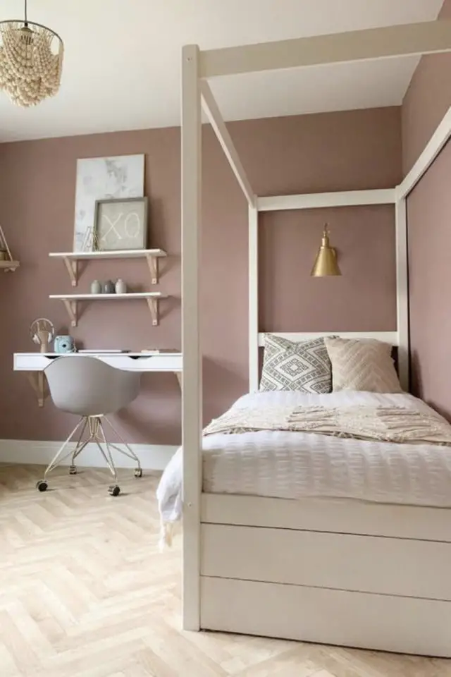 chambre enfant couleur classique exemple mur rose poudré lit et bureau blancs