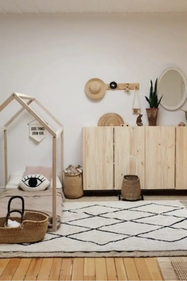 chambre enfant couleur neutre exemple blanc bois calme reposante lit cabane tapis berbère