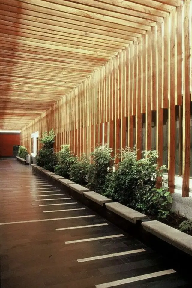 coursive immeuble plantes exemple claustra bois jardinières banc 