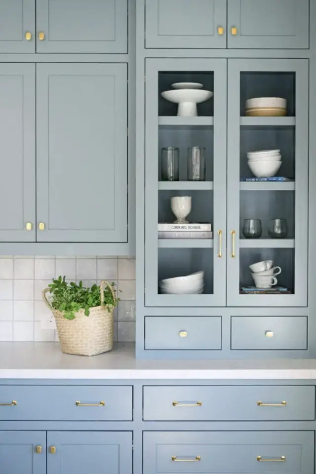 cuisine couleur bleu exemple rustique campagne chic bleu clair pastel vitrine