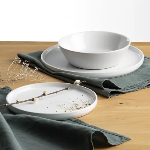 deco table assiette elegante blanche plate ronde fin rebord moderne