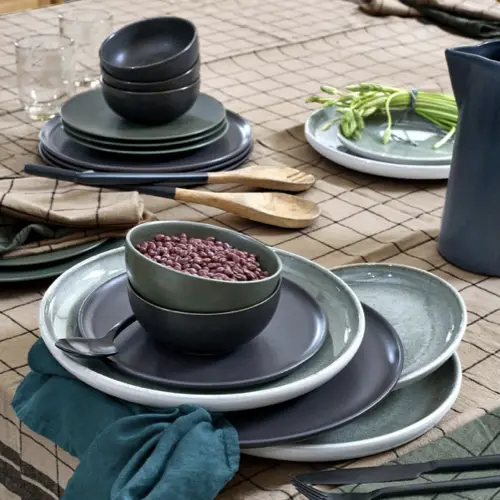 deco table assiette elegante ronde kaki tonalité neutre et naturelle