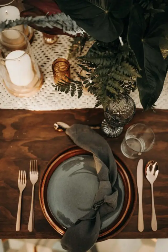 deco table simple elegant exemple assiette ronde couvert doré couleur naturelle et chaude