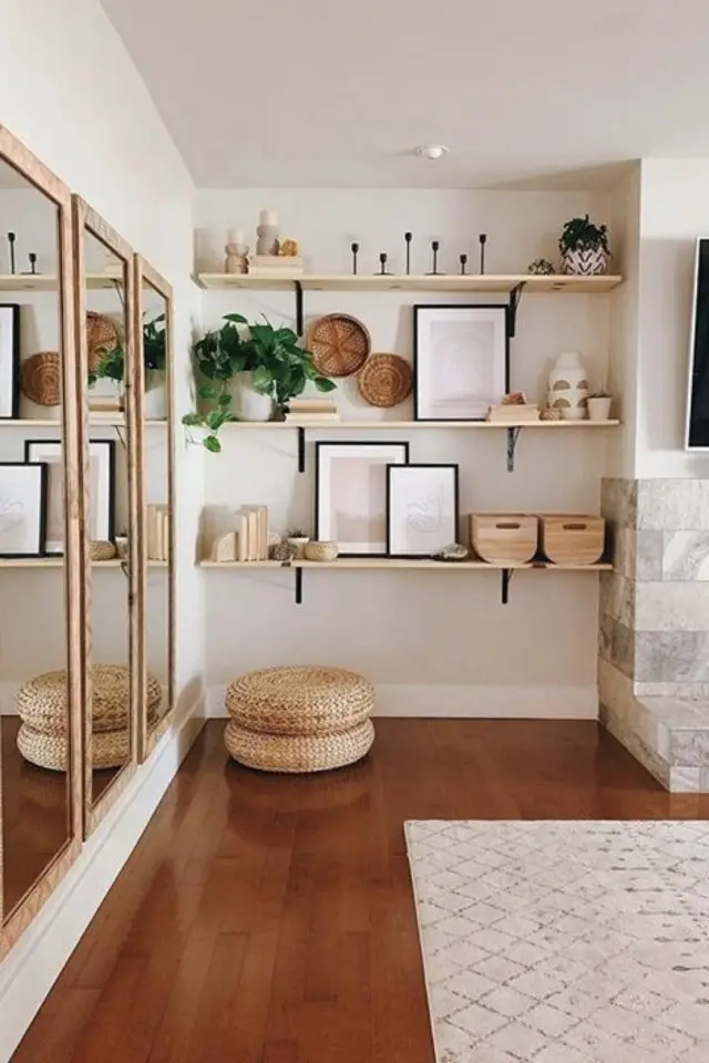 decor mural pas cher exemple slow intérieur moderne écru beige bois étagère affiche plantes miroir