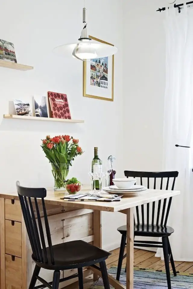 espace repas petite cuisine exemple table pliante en bois avec chaises décoratives ambiance moderne