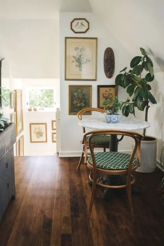 espace repas petite piece a vivre exemple angle salon plantes vertes cadres déco petite table bistrot ronde