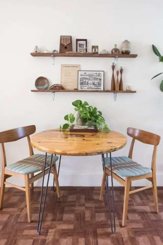 espace repas petite piece a vivre exemple table ronde ne bois chaises vintage étagères murale