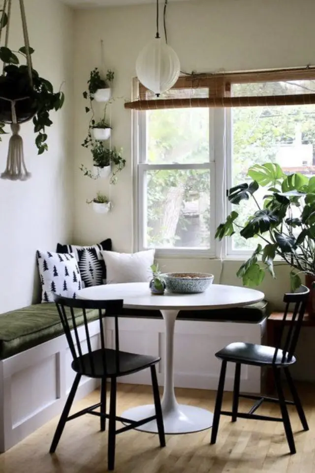 espace repas petite piece a vivre exemple petite banquette d'angle table tonde pied central plantes vertes décor salon séjour moderne