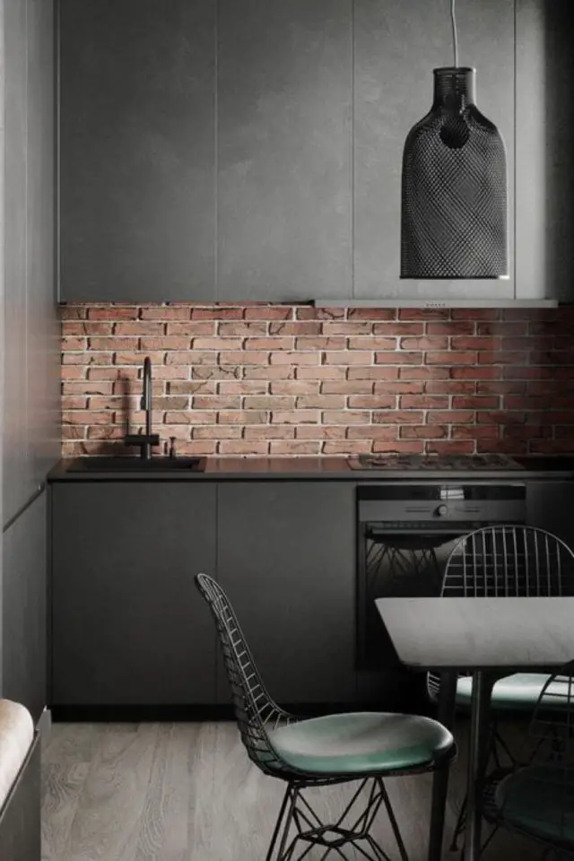exemple choix couleur petite cuisine industriel minimaliste noir épuré crédence brique