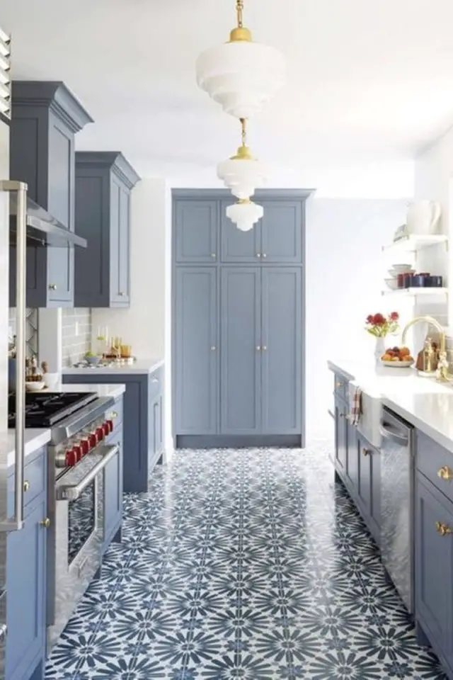 exemple choix couleur petite cuisine classique chic familial carreaux ciment bleu et blanc au sol