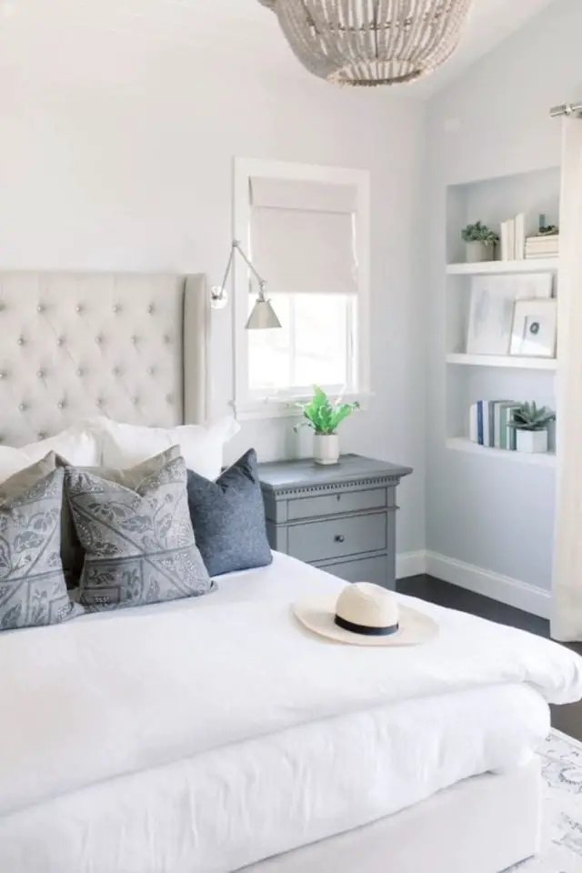 exemple deco chambre bord de mer mur peinture bleu et blanc coussin tete de lit capitonnée