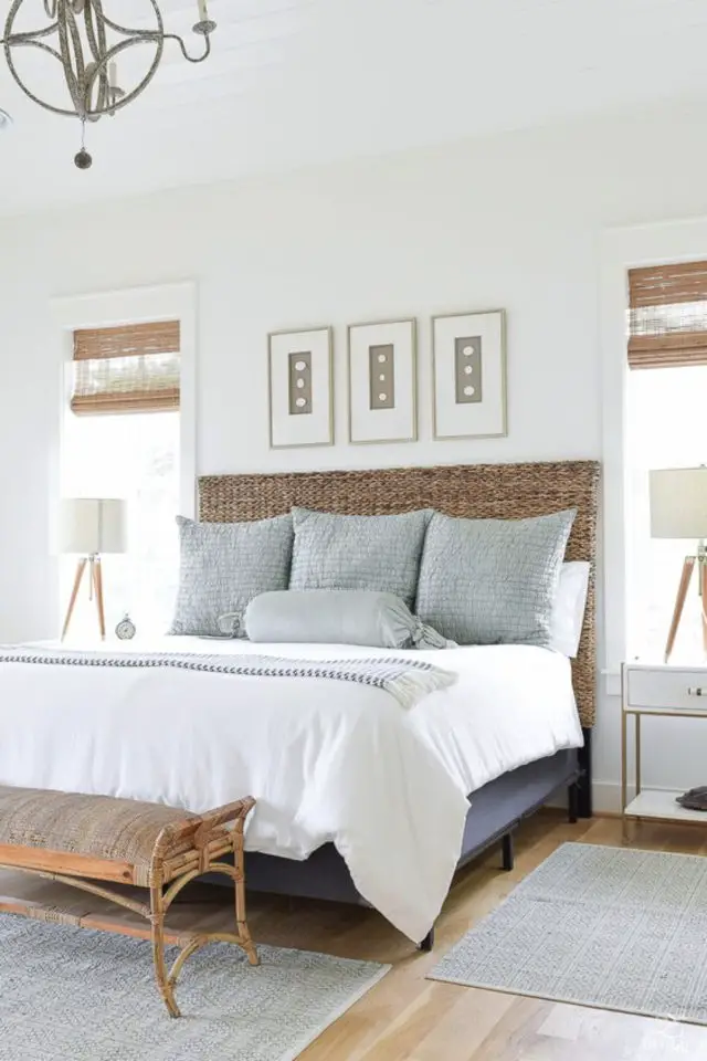 exemple deco chambre bord de mer tête de lit osier naturel tressé coussin bleu textile décoration