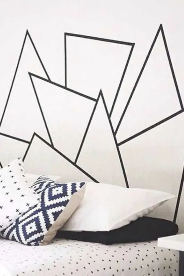 exemple deco masking tape pas cher tête de lit facile à faire DIY noir blanc gain de place petite chambre