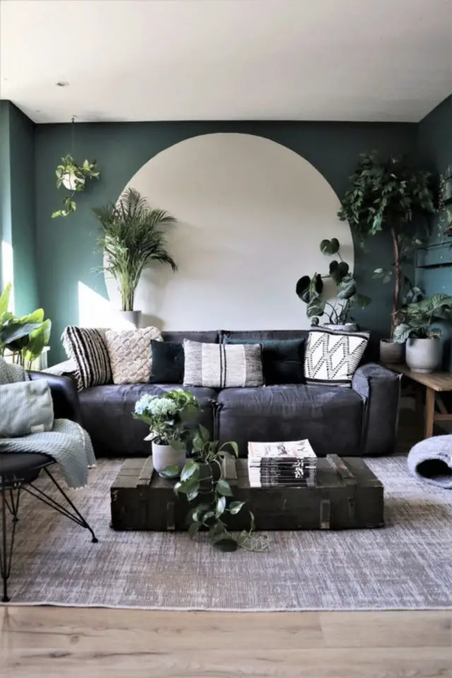 exemple peinture murale originale mur vert grand cercle rond blanc arrière canapé gris ambiance nature et intime salon séjour