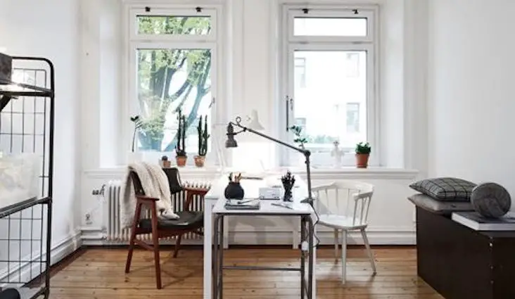 idee decoration bureau maison blog deco blanc couleur noir lampe luminaire espace travail télétravail