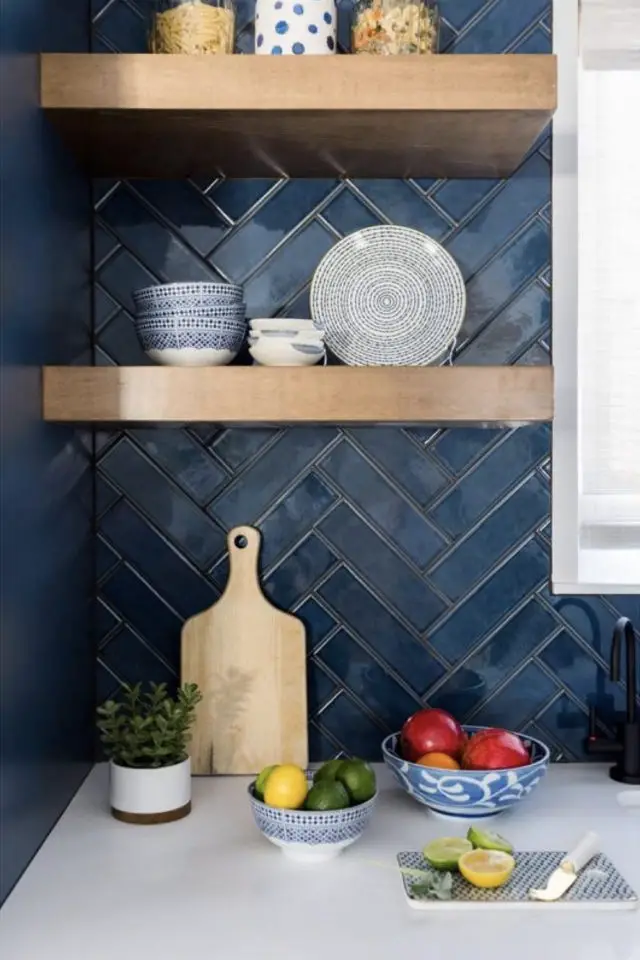 mur cuisine couleur bleu exemple crédence carrelage chevron bleu nuit élégant étagère bois