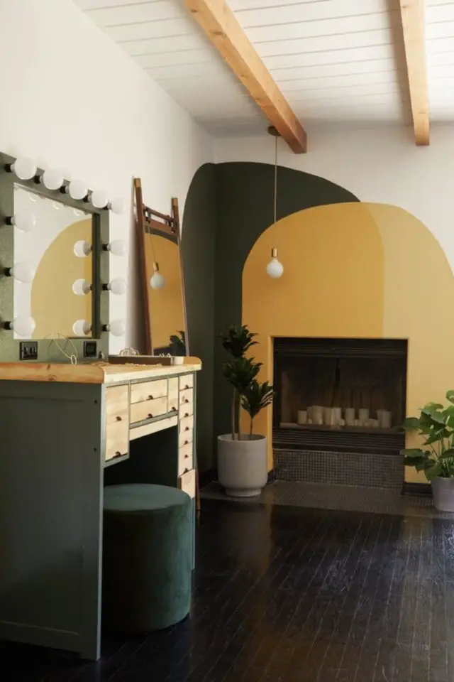 peinture murale originale exemple vert kaki jaune moutarde ocre fond blanc salon séjour formes géométriques imparfaites organiques