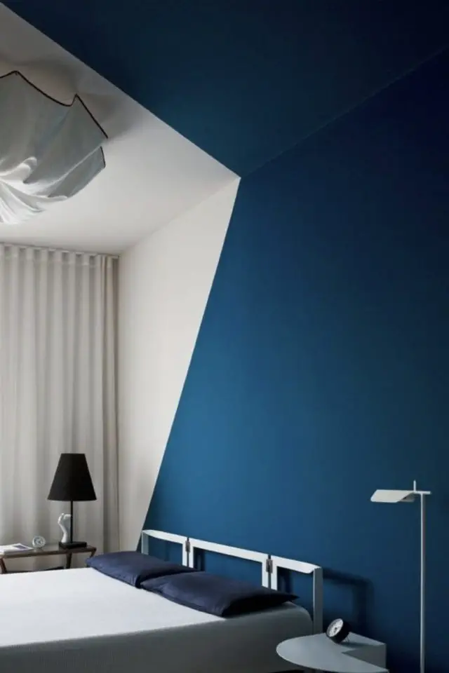 peinture murale originale exemple graphique bleu et blanc mur et plafond chambre à coucher