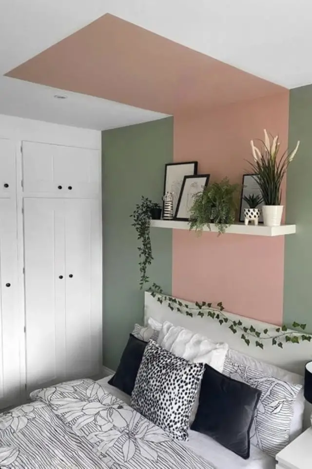 peinture murale originale exemple mur tête de lit chambre bicolore vert sauge et rose + retour du rose sur le plafond